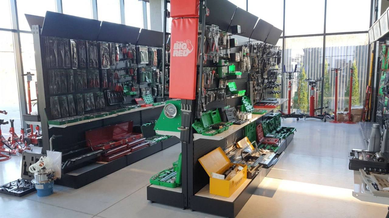 Брендовані торгові стелажі в магазині інструментів