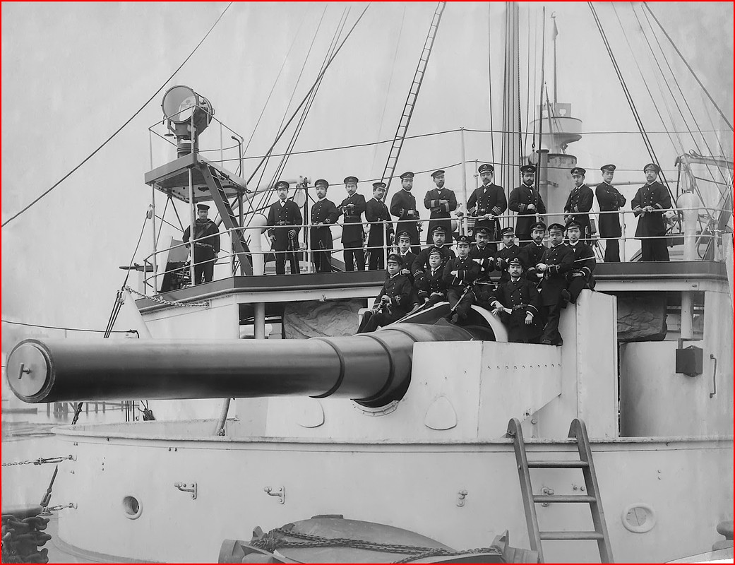 https://i.postimg.cc/52hG7HdT/Naniwa-posing-near-one-of-her-26-cm-10-2-Krupp-guns-1885.jpg