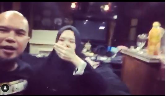 Mulan Jameela manahan tawa melihat aksi Ahmad Dhani mempromosikan sebuah restoran 