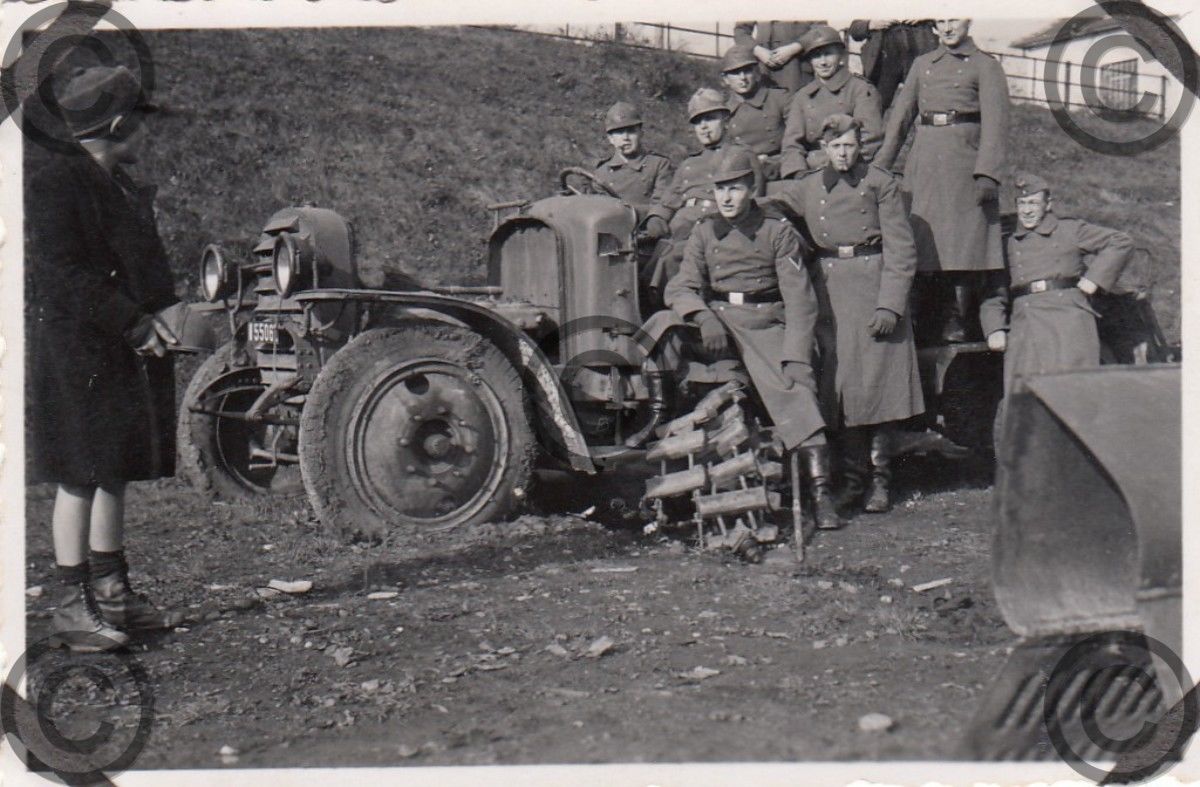 Foto, Spaßfoto, Wehrmacht mit Franzosenhelm, Fah