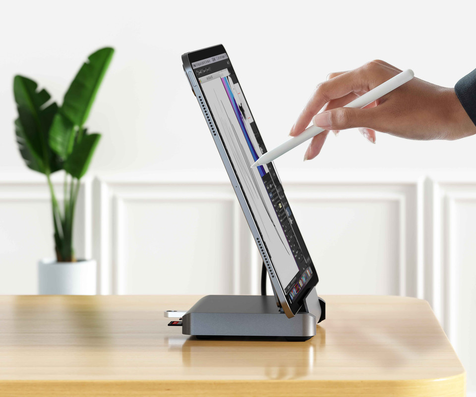Detalle de los puertos del hub Satechi para iPad Pro, incluyendo HDMI, USB-C, USB-A y más.