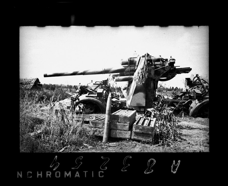 Немецкое зенитное орудие, брошенное бежавшим противником вместе с боеприпасами.