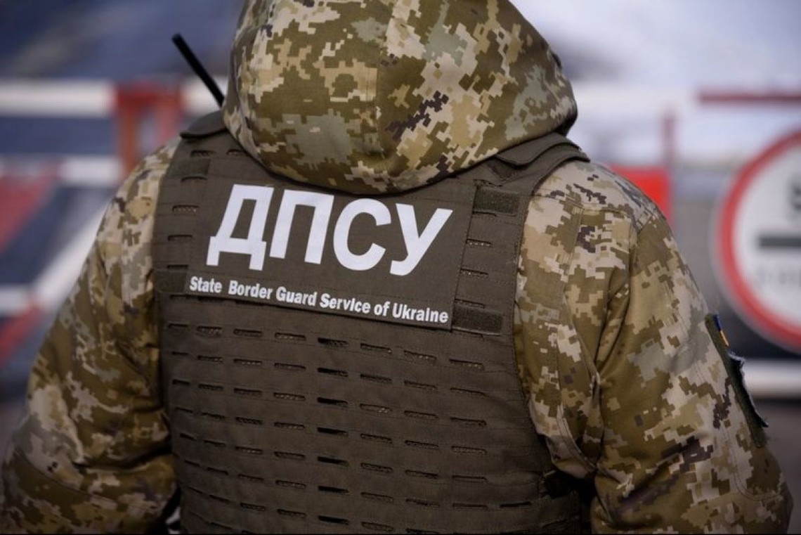 На КПВВ «Станица Луганская» украинские пограничники отбирают у луганчан ценные вещи