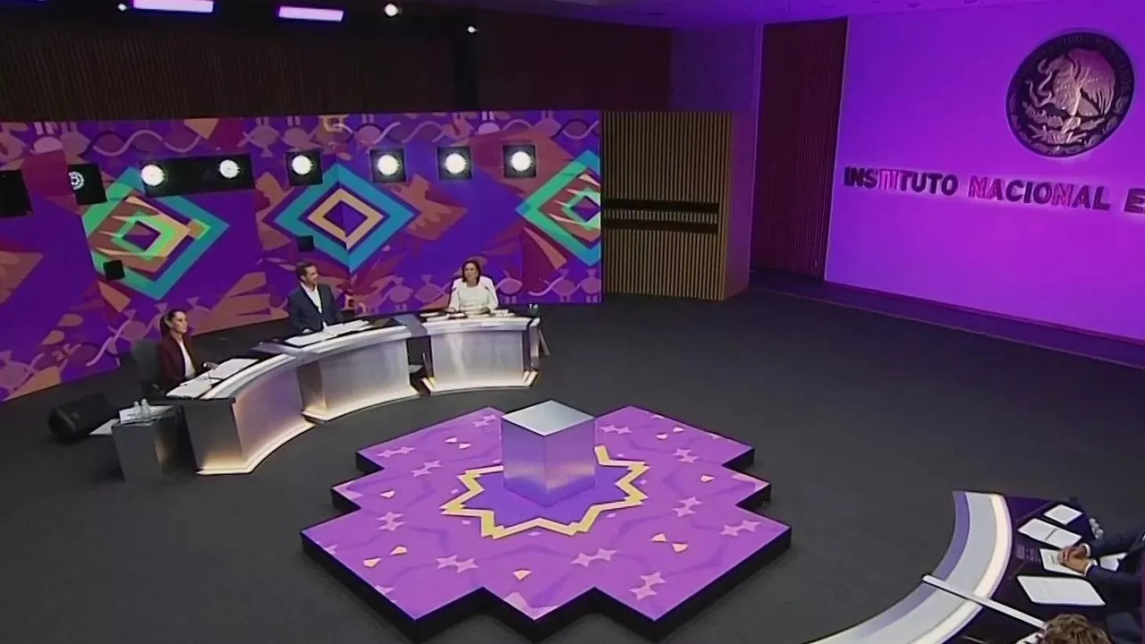 INE responde a AMLO: niega arbitrariedad en elección de preguntas del debate
