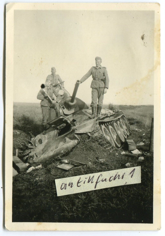 T 34 Panzer aus Rußland mit WH-Soldaten im 2.WK