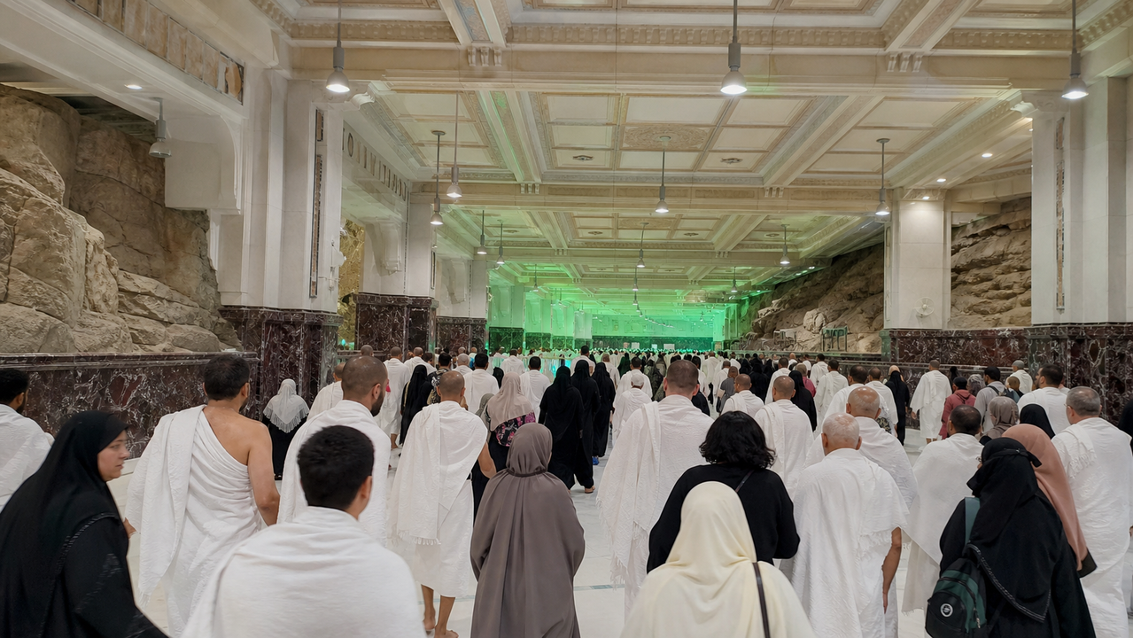 السعي بين الصفا والمروة داخل المسعى المكيف في المسجد الحرام