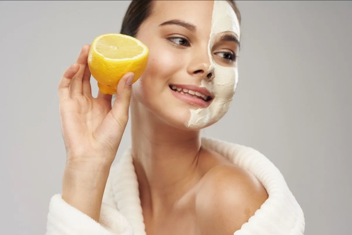 Cómo utilizar el agua tibia con limón para reducir las arrugas y tensar la piel