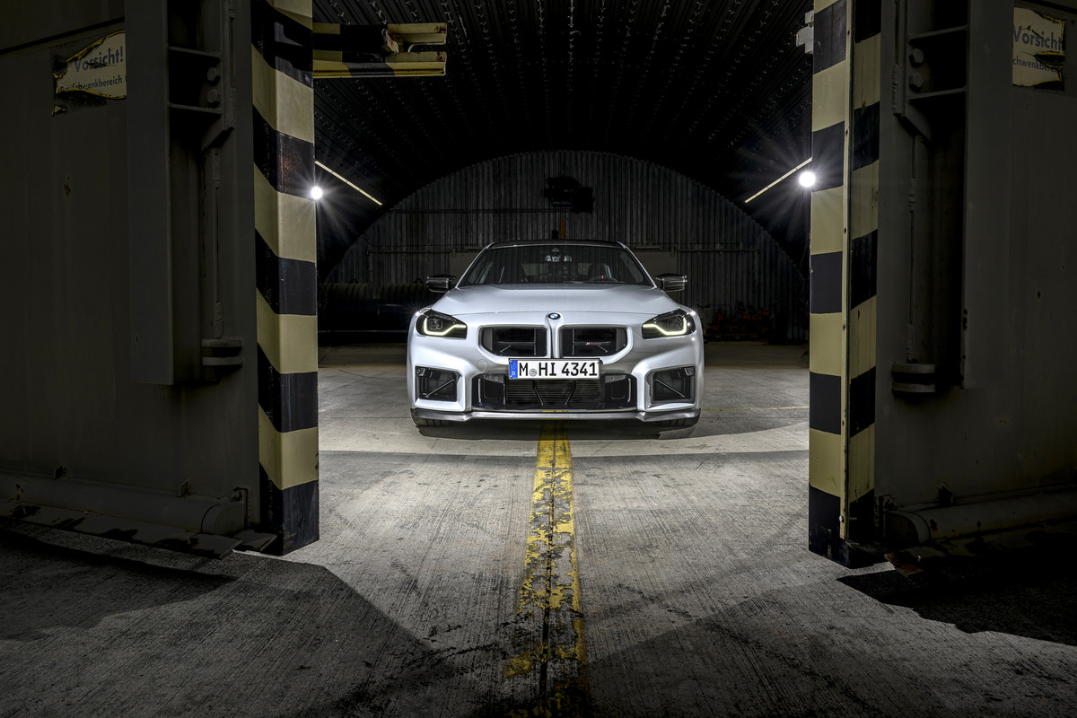 P90600859_highRes_the-new-bmw-m2-cs