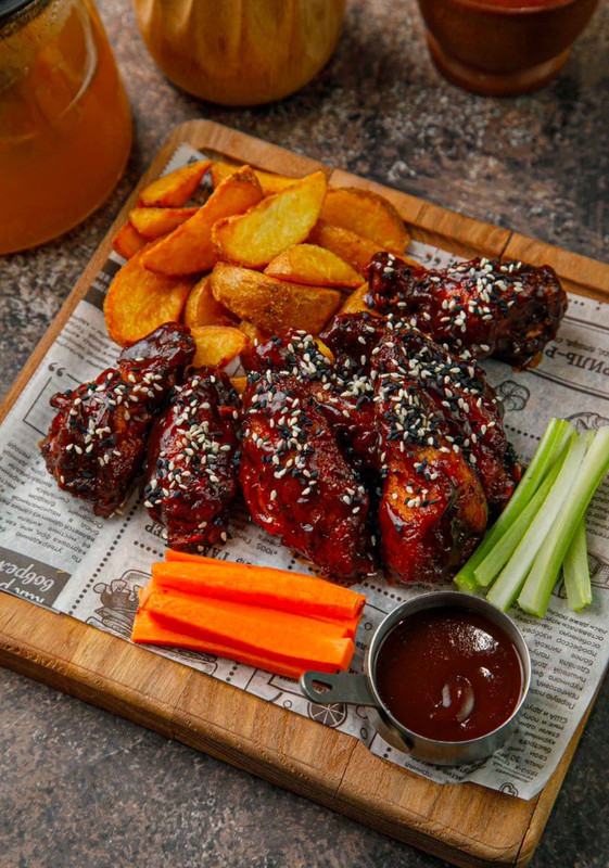 Крылышки BBQ с дольками по-деревенски (420г)