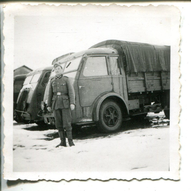 Orig.Foto Soldat Wehrmacht vor Französischem Beu