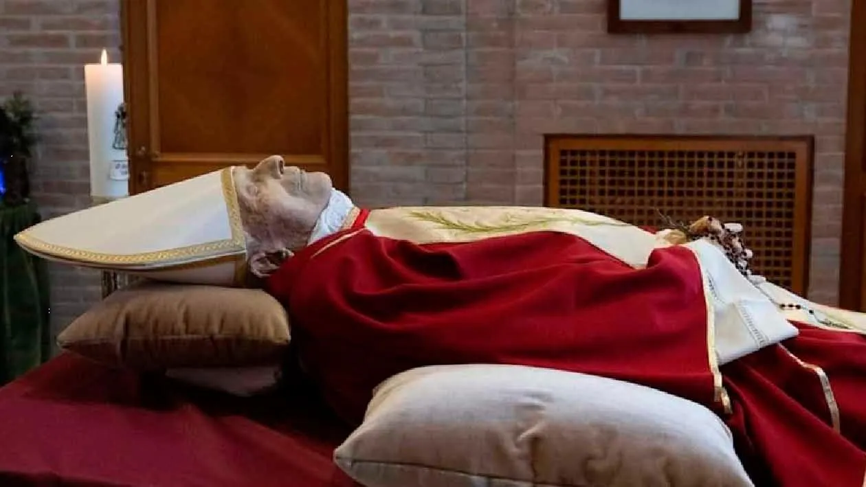 Benedicto XVI ya reposa en la cripta del Vaticano