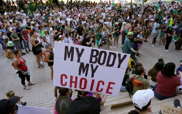 Cámara baja de EU vota a favor de restaurar el aborto