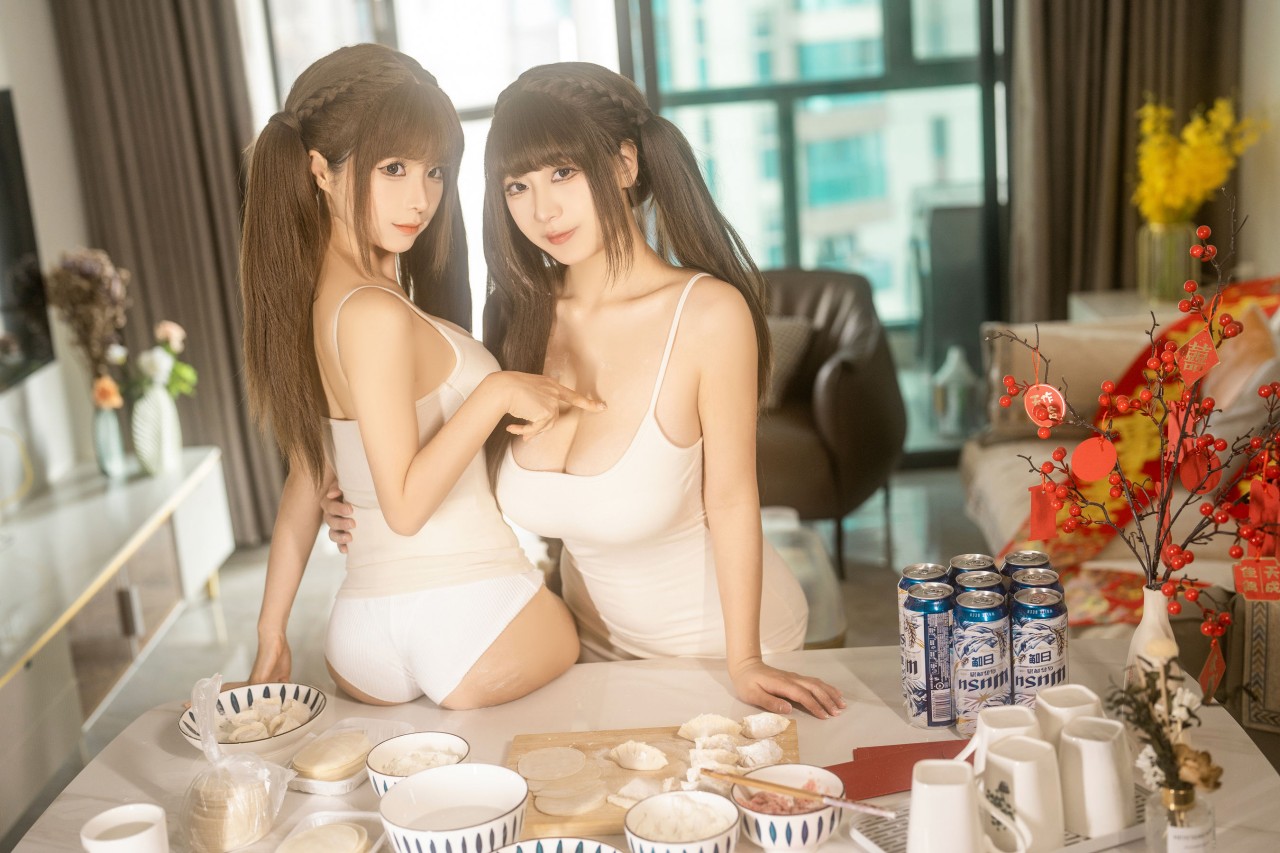 蠢 沫 沫 做爱图片《蠢沫沫 & 浅安安 – 双人新年贺岁》写真，这是双飞吗？插图2