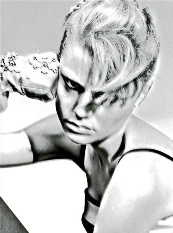 ARCHIVIO - Vogue Italia (February 2001) - So Stylized - 007