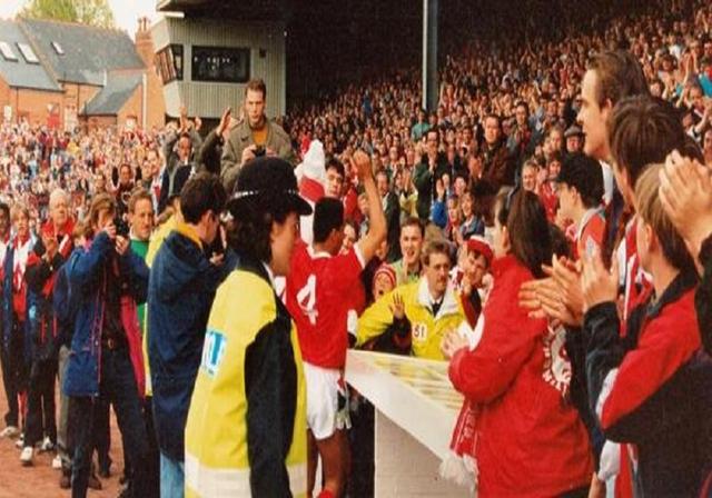 [Image: Defender_Des_Walker_says_his_farewells_t...his_la.jpg]