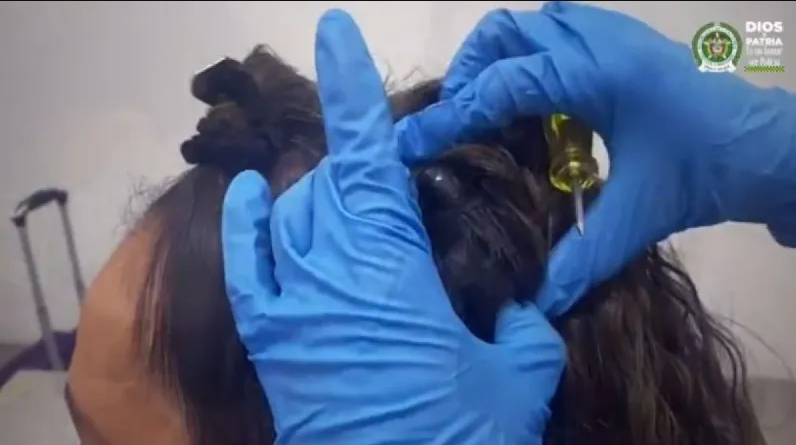 Caen dos mujeres por ocultar cocaína en su cabello; buscaban traficar en España