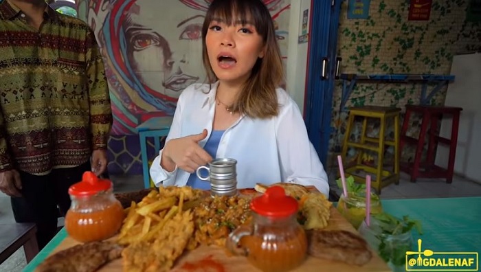 Magda ketika mencoba sajian steak di kedai Steak Potik.