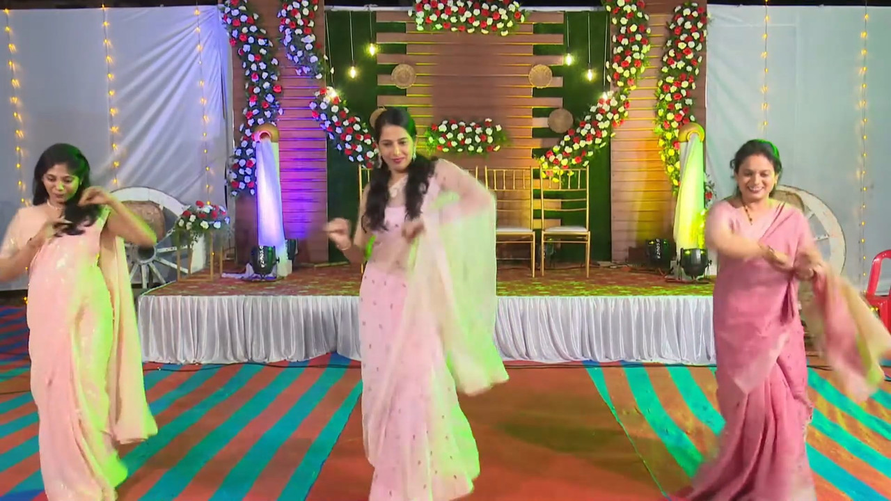 Cute mangalore chubby girl huge boobs and nipple pokie and other lady navel in saree.mp4_snapshot_02