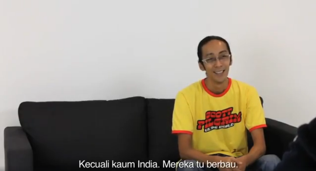 lelaki muda duduk di sofa