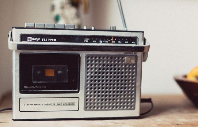 La Radio: su historia, evolución y adaptación en el tiempo hasta llegar a la era digital online Radio-transitor