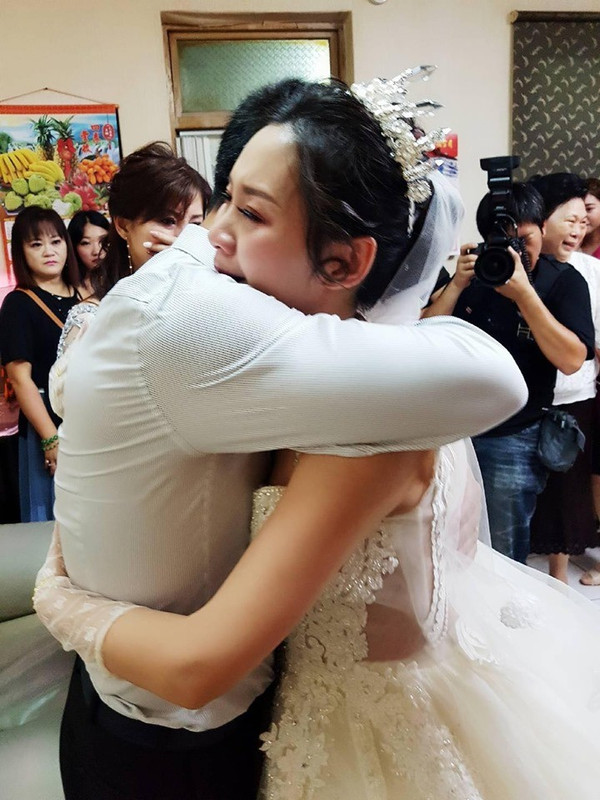 ayah Qiu tak tega melepaskan putrinya