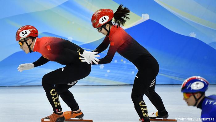 Beijing 2022: el relevo mixto hace su debut olímpico y China gana el primer oro