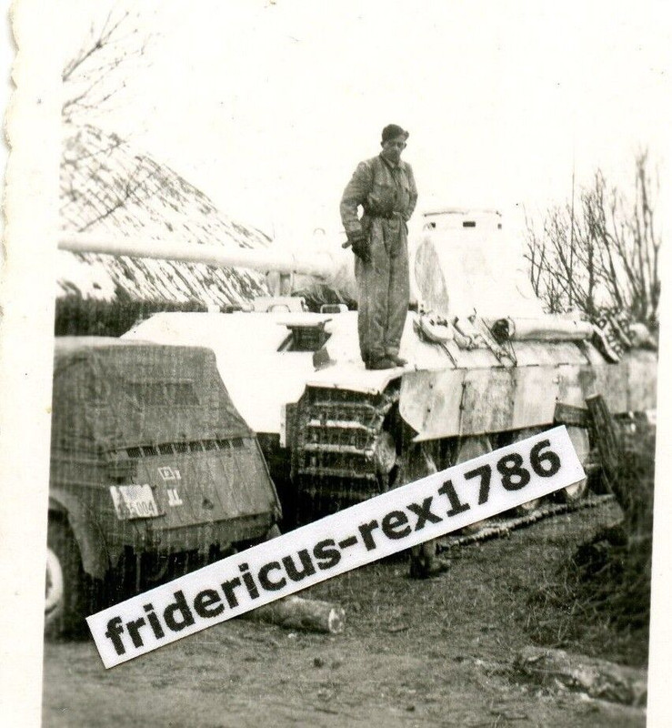 Foto 2 Panzer Pz.Kpfw V Panther Abt. 2 Pz.Div.DR Winter VW Kübelwagen Wappen