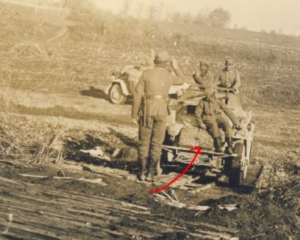 Foto wohl BALKAN - deutscher 4-Rad PANZERSPÄHWAG