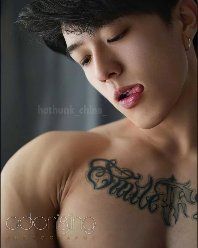 Photo shared by Chinese hunks 全球華男 on October 03, 2023 tagging @hothunk_china_, and @adonisjing2023.