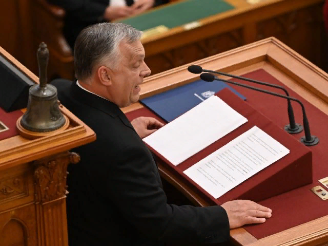 Orbanas ketina apmokestinti bankus, kad sumažintų namų energijos sąskaitas