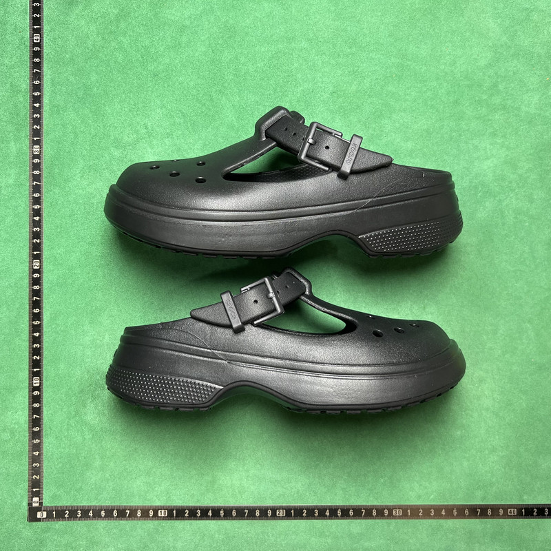 580、Cars x Crocs Classic clog "Lightning McQueen"