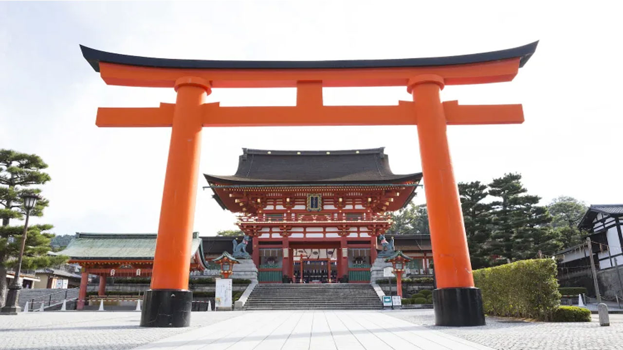 Pesona Fushimi Inari Taisha: Kuil Ribuan Gerbang Torii yang Memikat Hati