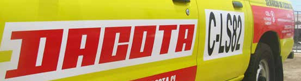 Ejemplo de gráfica vehicular minera realizada por Prosigna, incluye vehículo con vinilo de seguridad y señalización visible