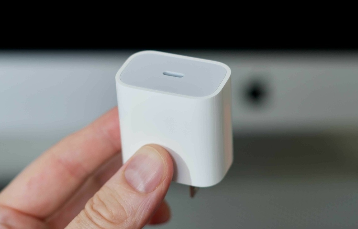 Порт USB-C и качество сборки пластика на зарядном устройстве Apple 20W