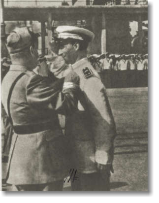 1 de junio 1942, Mussolini condecorar al Capitán Mario Leoni comandante del Destructor RMi Malocello por la defensa del RMI Vivaldi 1 de junio 1942, Mussolini condecorar al Capitán Mario Leoni comandante del Destructor RMi Malocello por la defensa del RMI Vivaldi