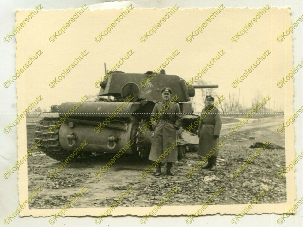 Foto, Wehrmacht, zerstörter Panzer KW-1, Estland, Lettland, 1