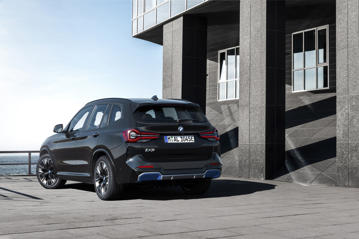 P90432170_highRes_the-new-bmw-ix3-8-20