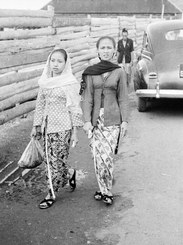 Dua orang perempuan di sebuah jalan Banjarmasin 1950 an