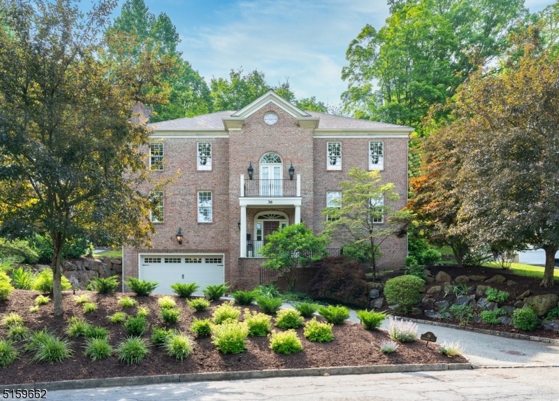 36 Crestwood Dr - Sold $1,484,000