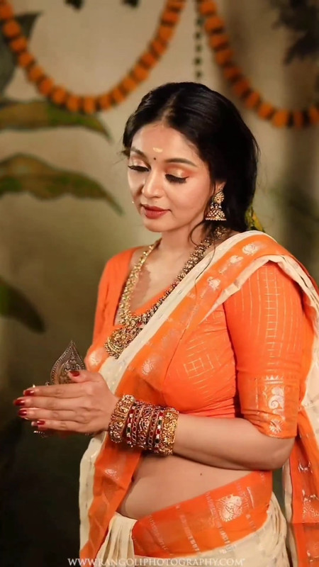 kannada actreesss sexy navel in tradtional orange saree.mp4_snapshot_00.13.143