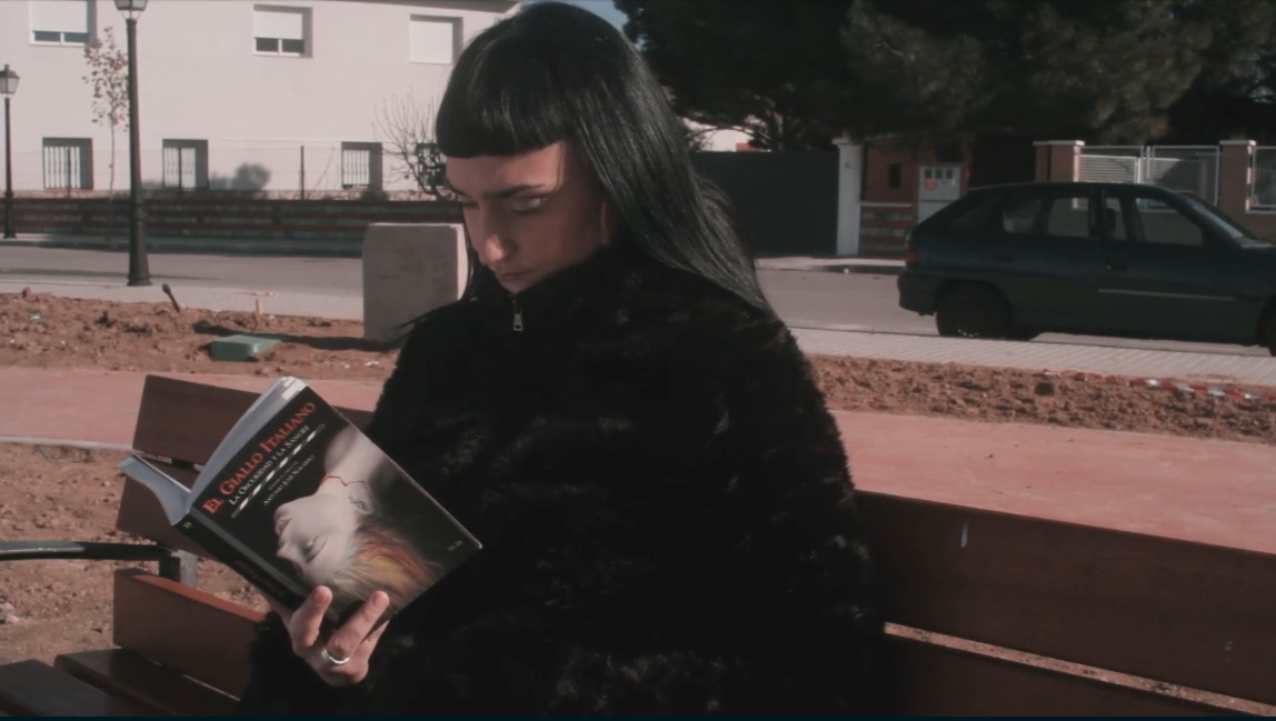 Buenas noches dijo la señorita Pájaro