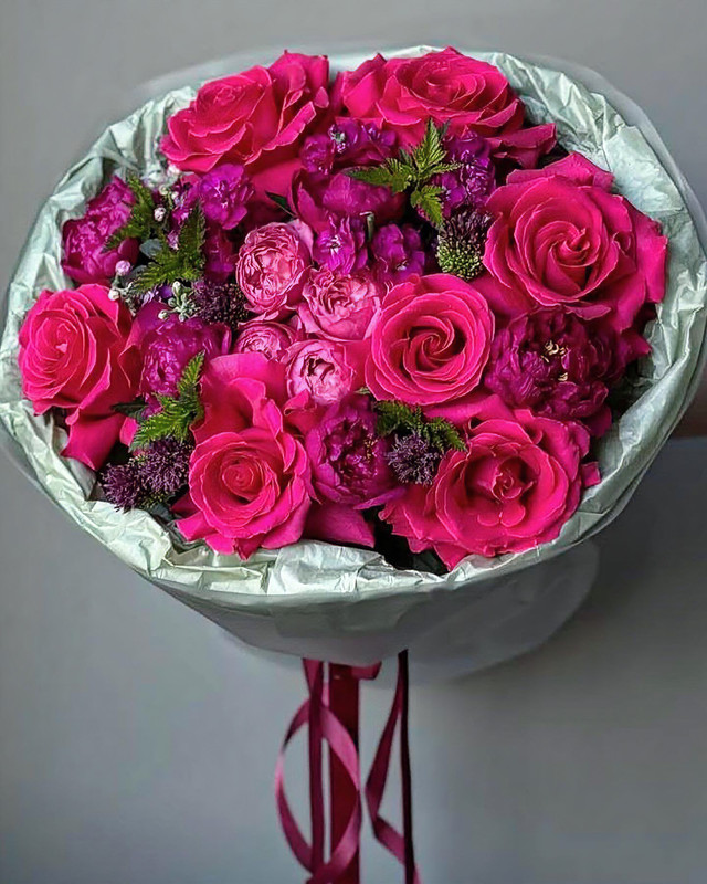 Buchet magenta cu trandafiri