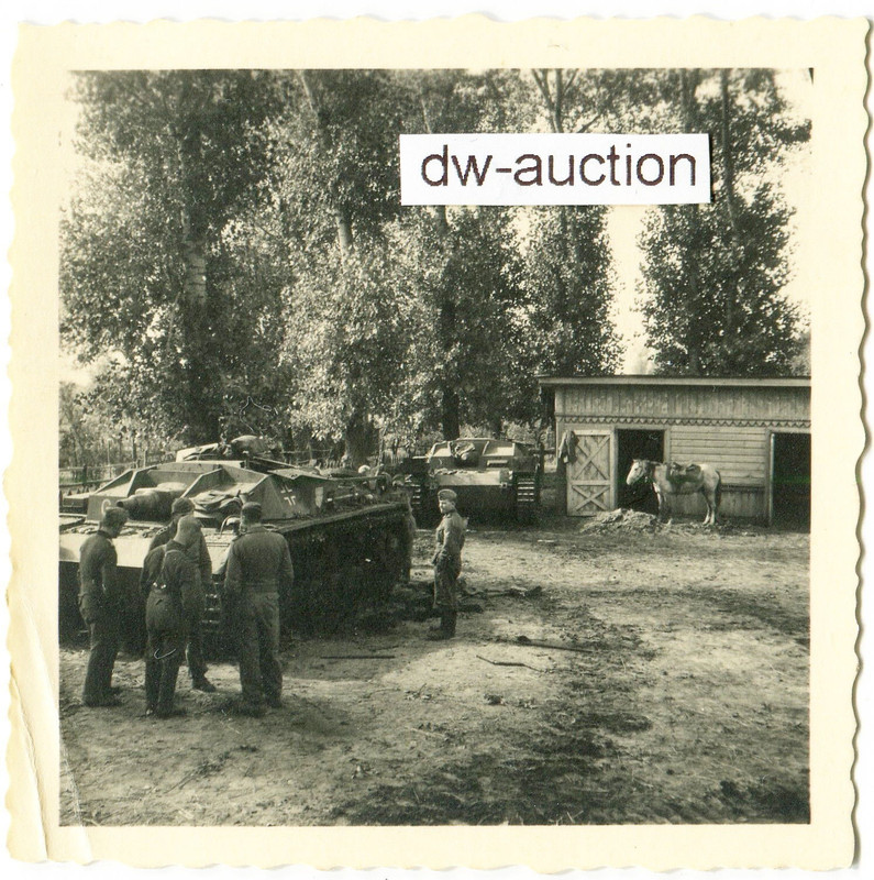 Sturmgeschütz mit Wappen in Kampfpause