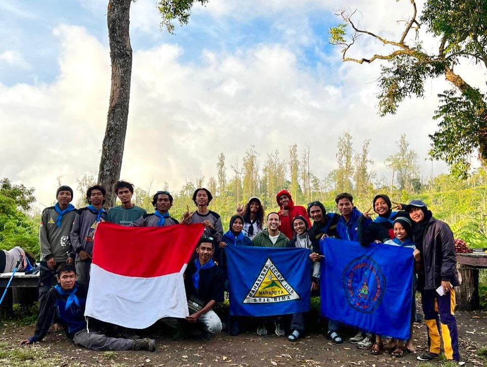 Momen Nadiem Makarim bertemu rombongan mahasiswa saat mendaki puncak Gunung Tambora di Pulau Sumbawa, Nusa Tenggara Barat.