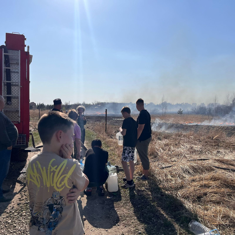 ждут окончание пожара.