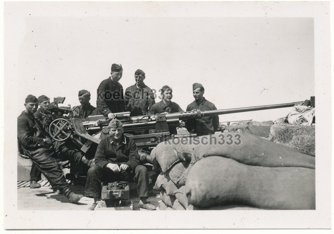 Foto Frankreich Atlantikwall Bunker Stellung Flak Soldaten am 3,7cm Geschütz .