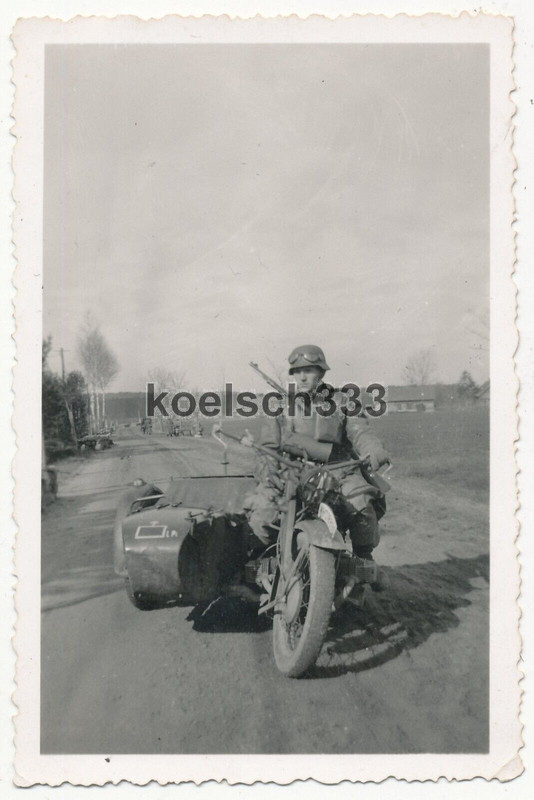 Foto Kradschütze der Wehrmacht im Gummianzug auf Motorrad Gespann im Osten ...1941