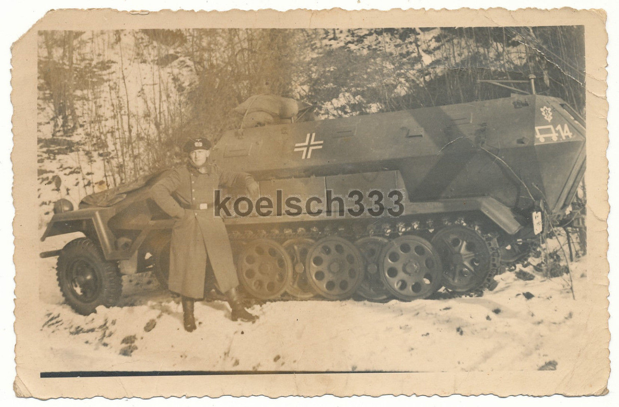 Foto Panzermann am Schützenpanzer mit Kennung de