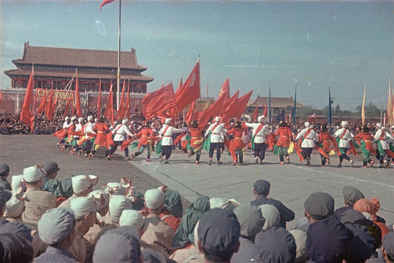 Провозглашение Китайской Народной Республики 1 октября 1949 г. Провозглашение Китайской Народной Республики 1 октября 1949 г. снимке, Владиславович, Владислав, Микоша, серой, куртке, СНИМКОВ, МНОГОМНОГО, КАТОМ, фотокинооператор, советский, случаю, октября, Тяньаньмэ́нь, площади, провозглашение, Китайской, автор, республики, Народной