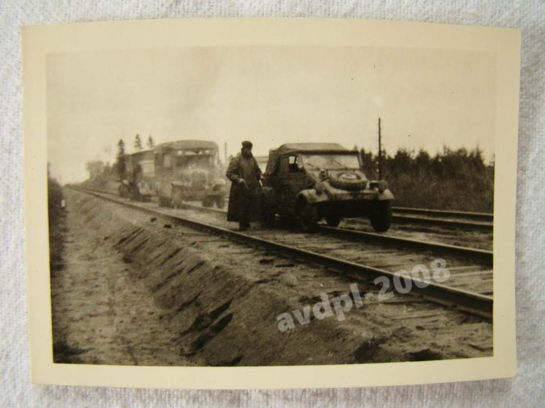 Kübelwagen - LKW - Fahrt auf Bahngleisen